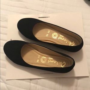 Golden accent black flats!